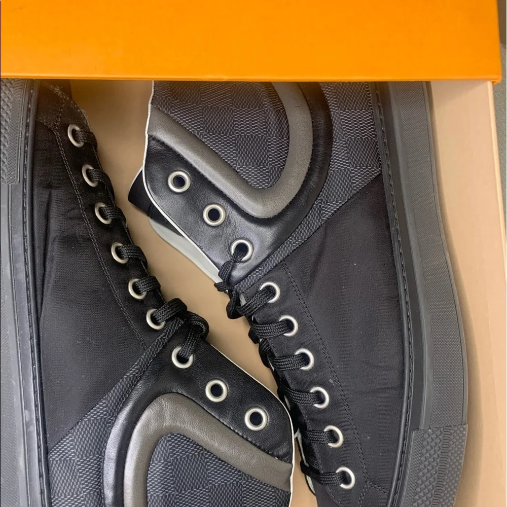Louie Vuitton sneakers size 9.5 - Picture 2 of 10